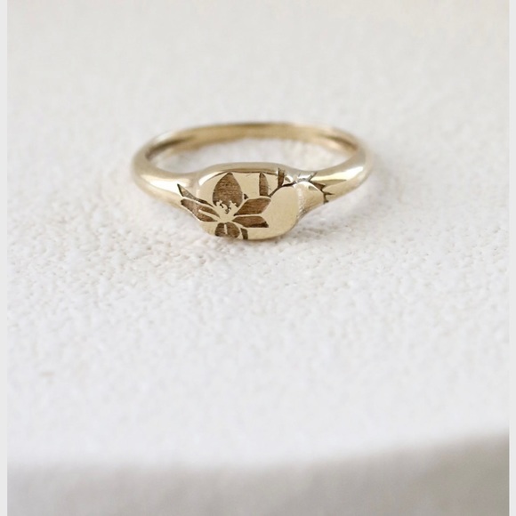 Floral solid 14k gold signet ring - Picture 2 of 7